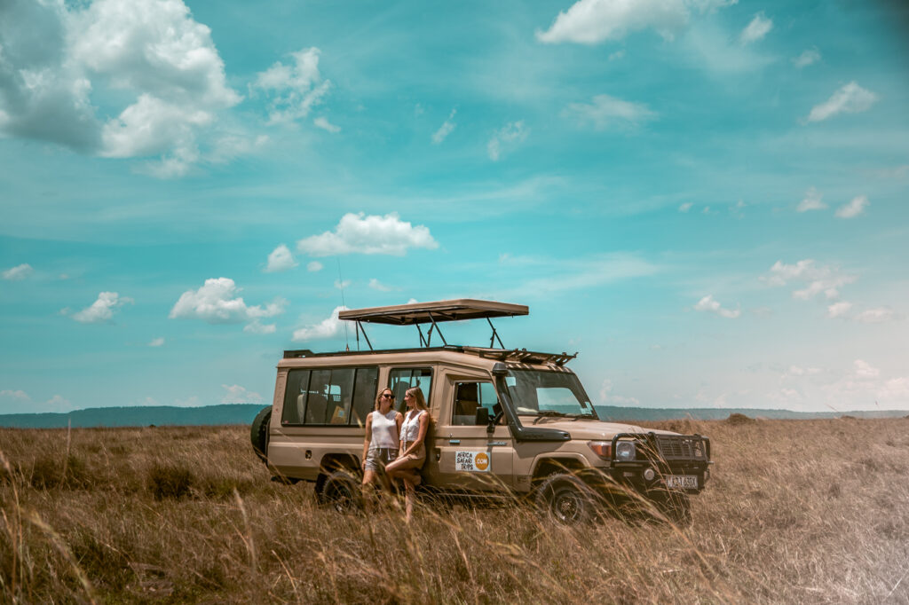 jeep da safari con due viaggiatrici