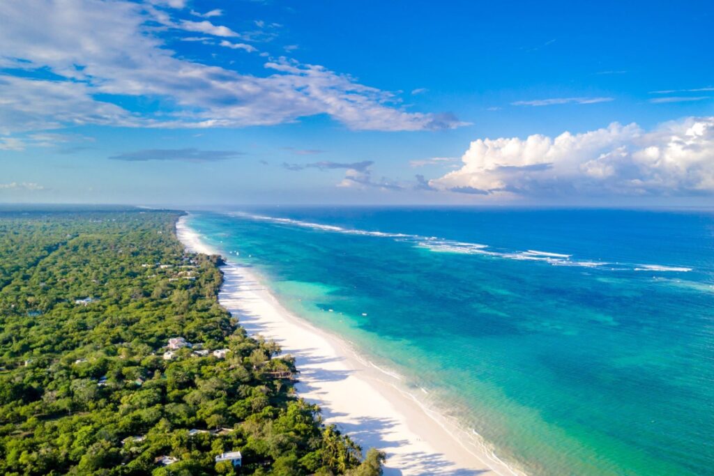 La spiaggia bianca di Diani Beach con le palme da una parte e l'oceano dall'altra