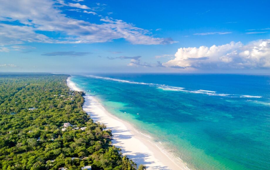 La spiaggia bianca di Diani Beach con le palme da una parte e l'oceano dall'altra