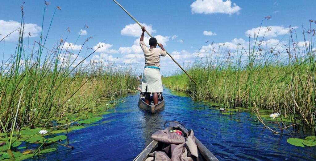 Donna su imbarcazione tradizionale su fiume
