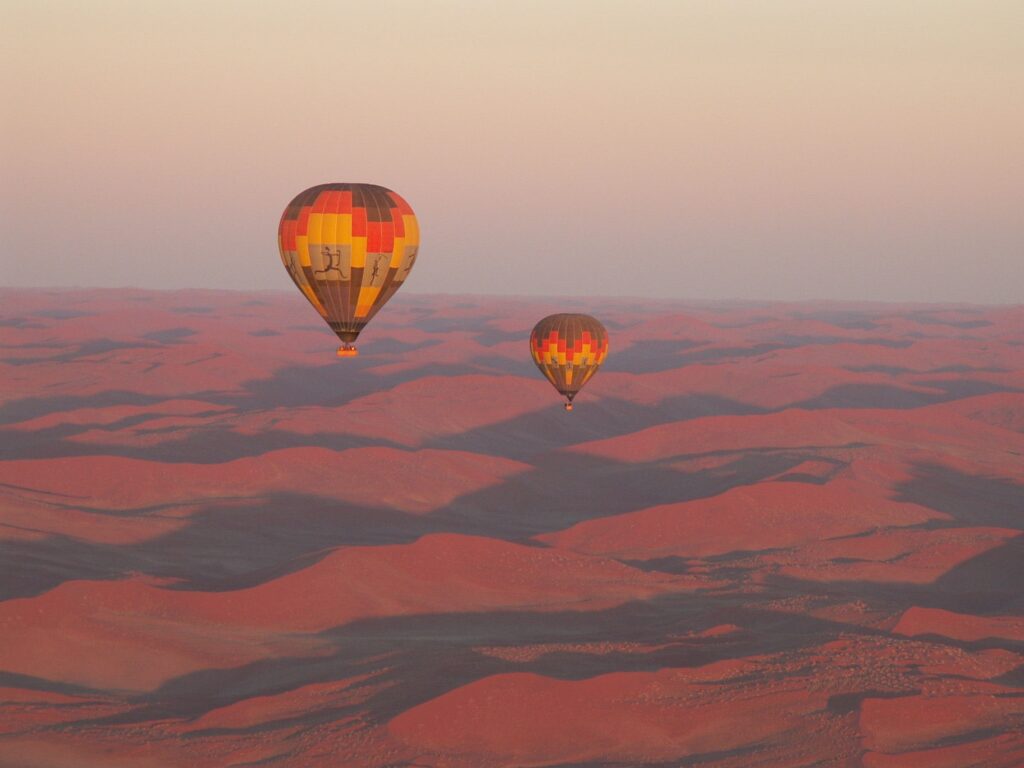 Mongolfiere al tramonto sul deserto del Namib