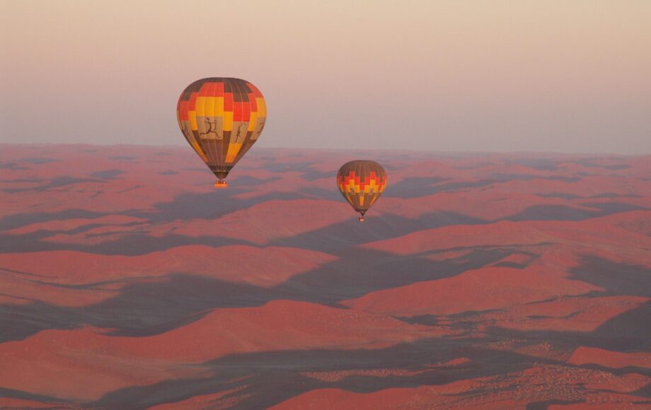 Mongolfiere al tramonto sul deserto del Namib