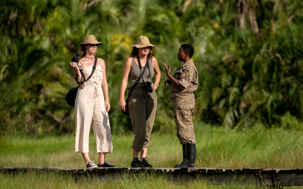 viaggiatori con guida in Uganda